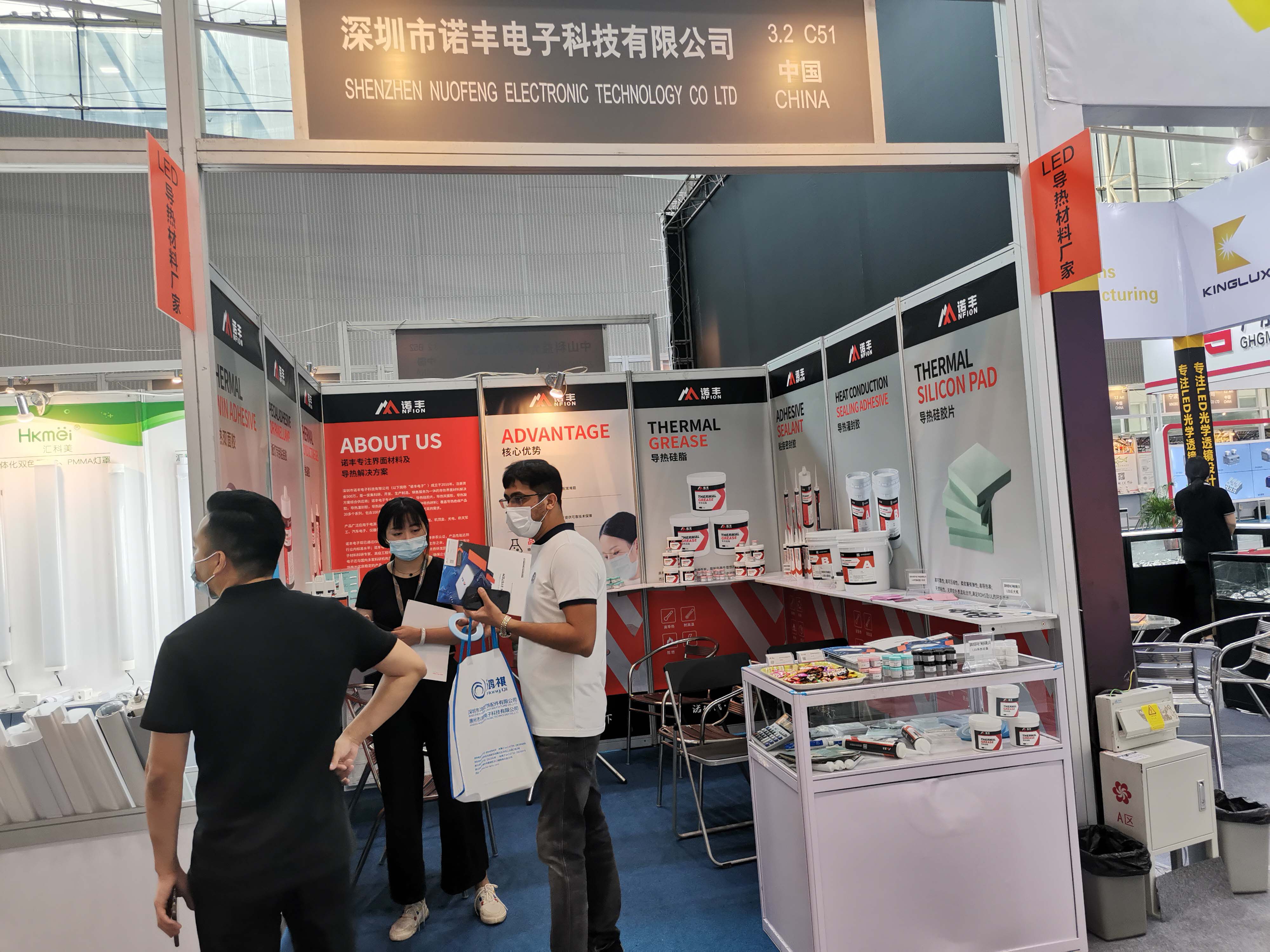 光亞展期間,老外向工作人員咨詢導(dǎo)熱雙面膠技術(shù)問題 光亞展期間,老外向工作人員咨詢導(dǎo)熱雙面膠技術(shù)問題